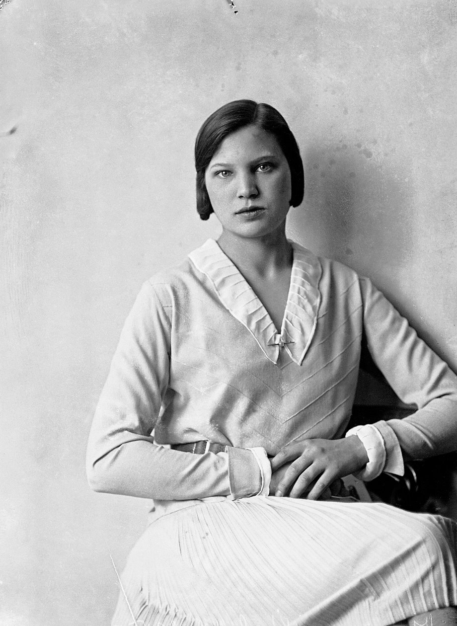 Portræt af Marion Wulz i kjole designet af Anita Pittoni, ca. 1940 (s/h-foto) af Wanda Wulz