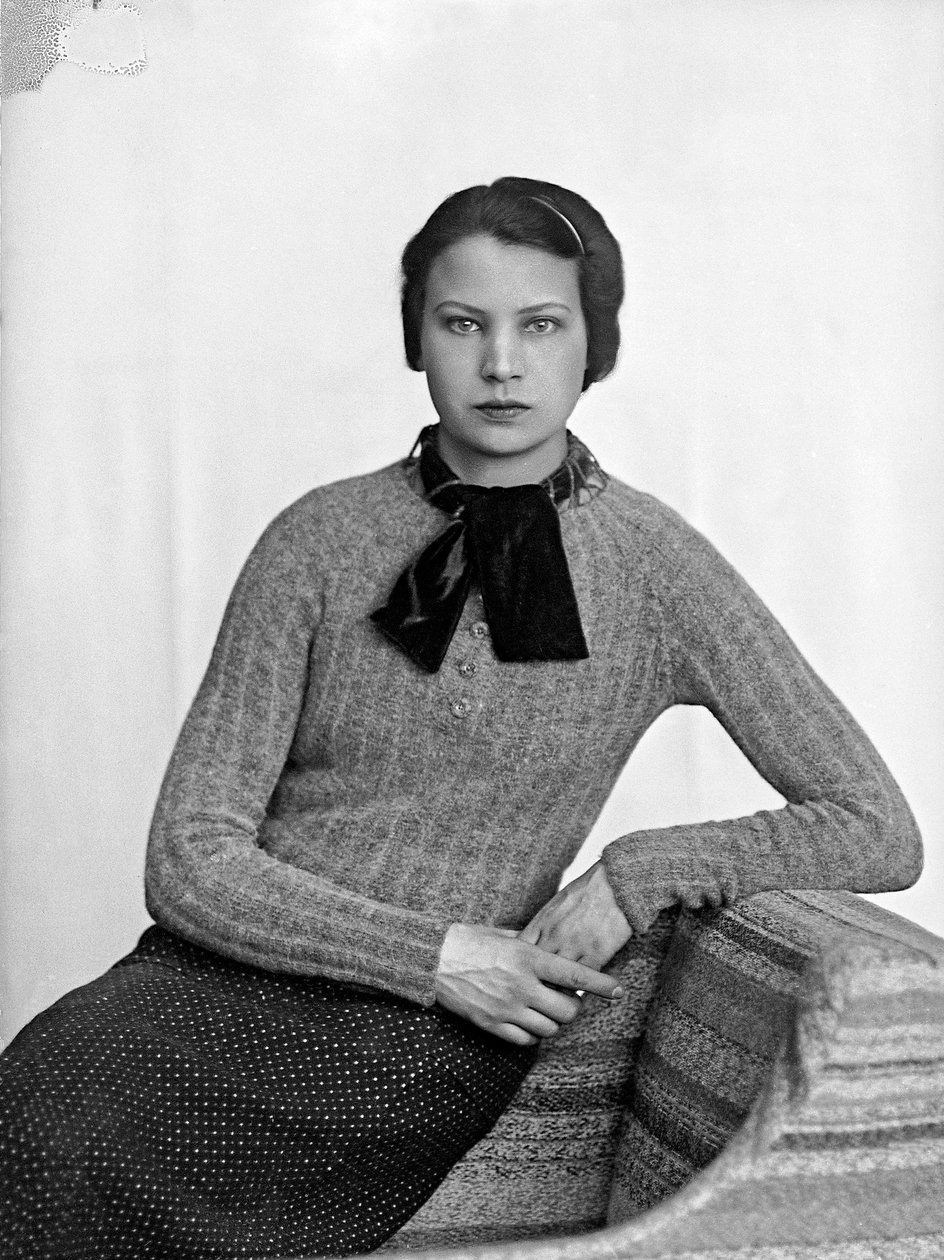 Portræt af Marion Wulz i kjole designet af Anita Pittoni, ca. 1940 (s/h-foto) af Wanda Wulz