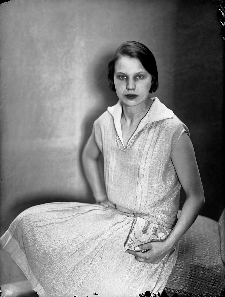Portræt af Marion Wulz med en kjole af Anita Pittoni, ca. 1930 (s/h-foto) af Wanda Wulz