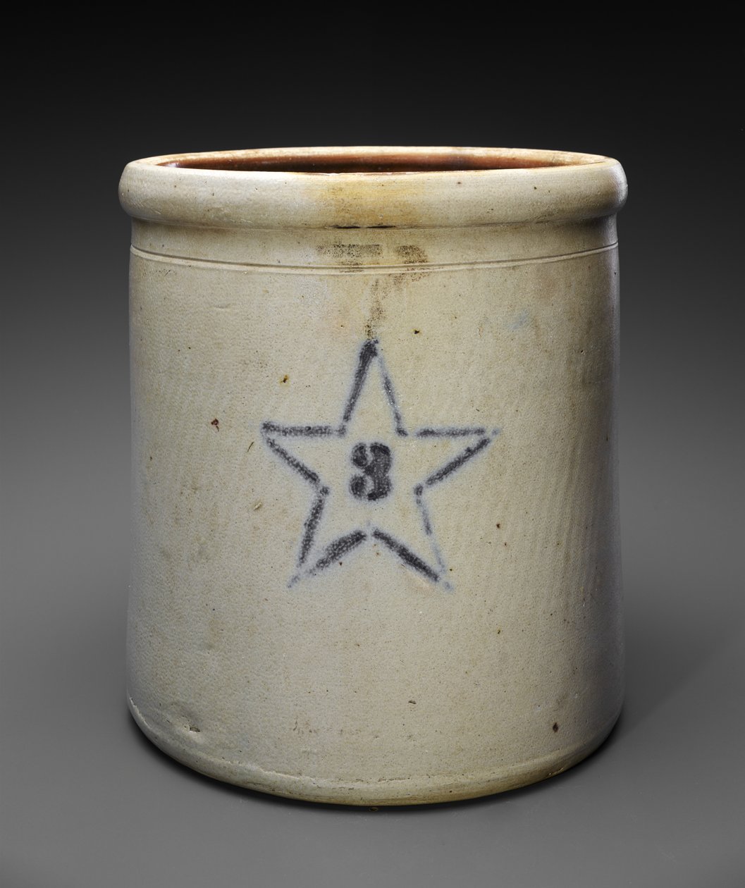 Three Gallon Crock, ca. 1909-1915 (bristolglaseret stentøj med stencileret kobolt) af Weller and Wagner Co. Newton