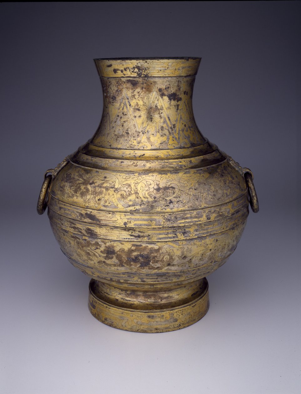 Opbevaringskar (Hu eller Zhong) med sammenflettede drager og stiliserede skyer (bronze med indskåret dekoration og guld- og sølvamalgamer) af Western Han Dynasty Chinese School