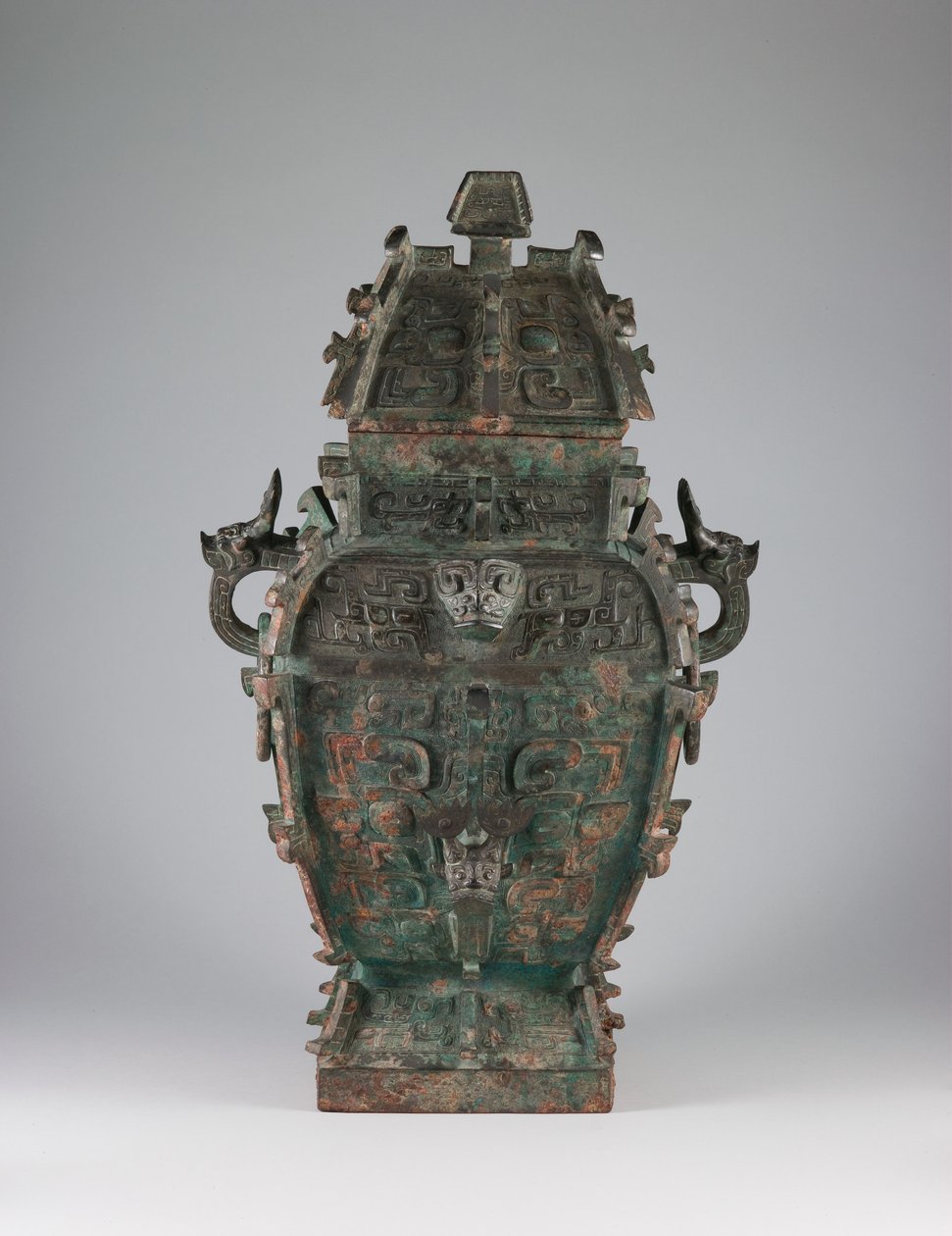 Overdækket vinkar (fang lei) med design af zoomorfe masker og dyrehovedhåndtag, slutningen af det 11. århundrede f.Kr (bronze) af Western Zhou Dynasty Chinese School