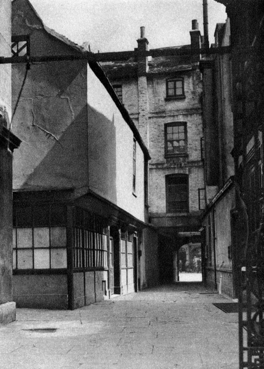 Calverts bygninger med en gårdhave, der er typisk for den gamle Borough High Street, London, 1926-1927. af Whiffin