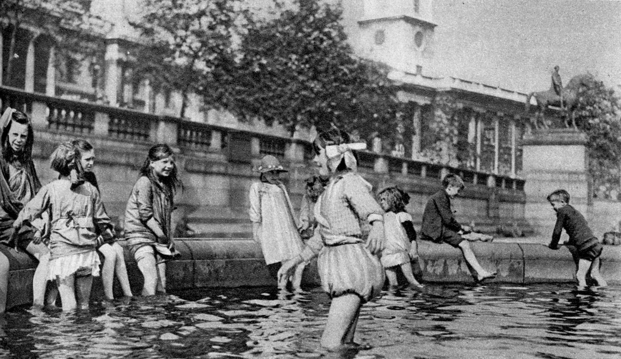 Børn, der padler i springvandene ved Trafalgar Square, London, 1926-1927 af Whiffin