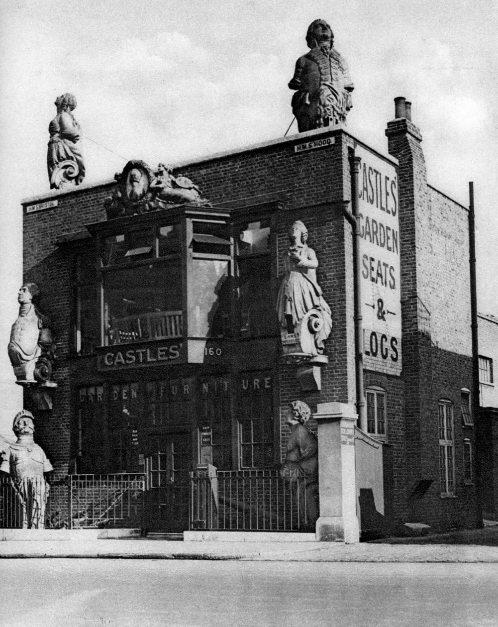 Galionsfigurer af gamle kampskibe, Grosvenor Road, London, 1926-1927. af Whiffin