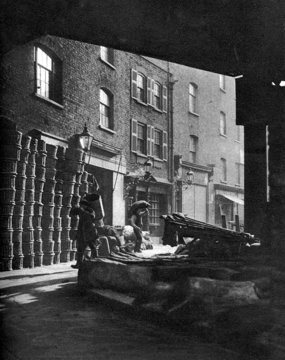 Frugtkurve stablet mod huse på Borough Market, London, 1926-1927. af Whiffin