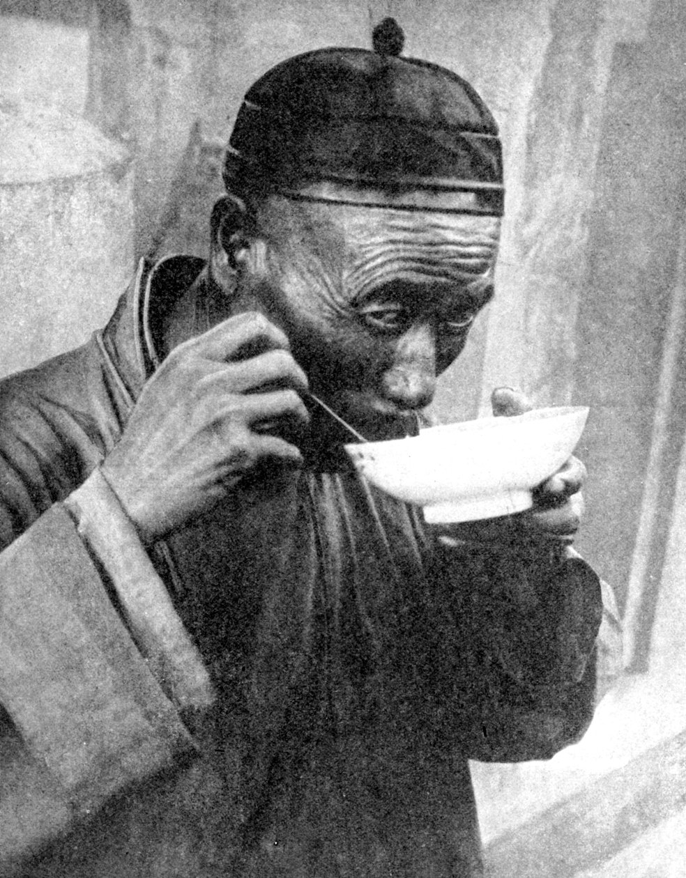En mand, der spiser, Mukden Shenyang, Kina, 1936. af Wide World Photos