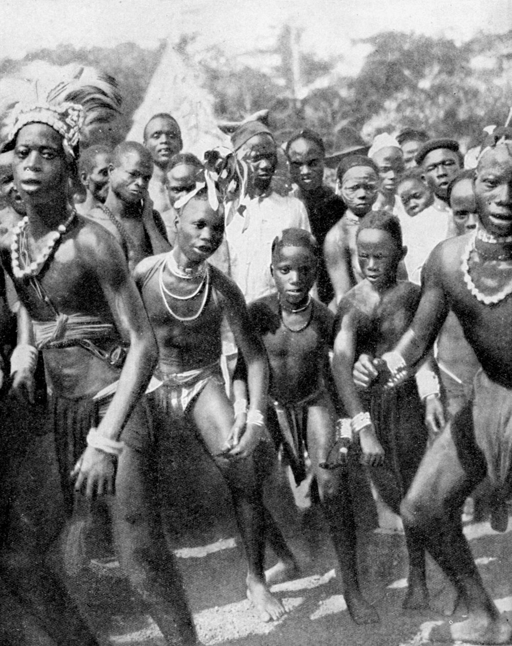 Drengedansere klædt ud som piger, Yafouba-stammen, Vestafrika, 1936. af Wide World Photos