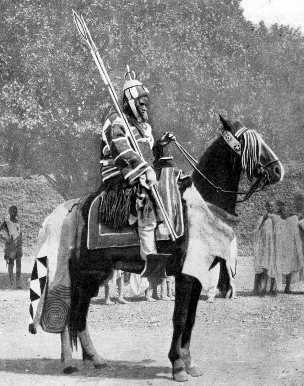 Kongelig livvagt i gammel rustning, det nordlige Nigeria, 1936. af Wide World Photos
