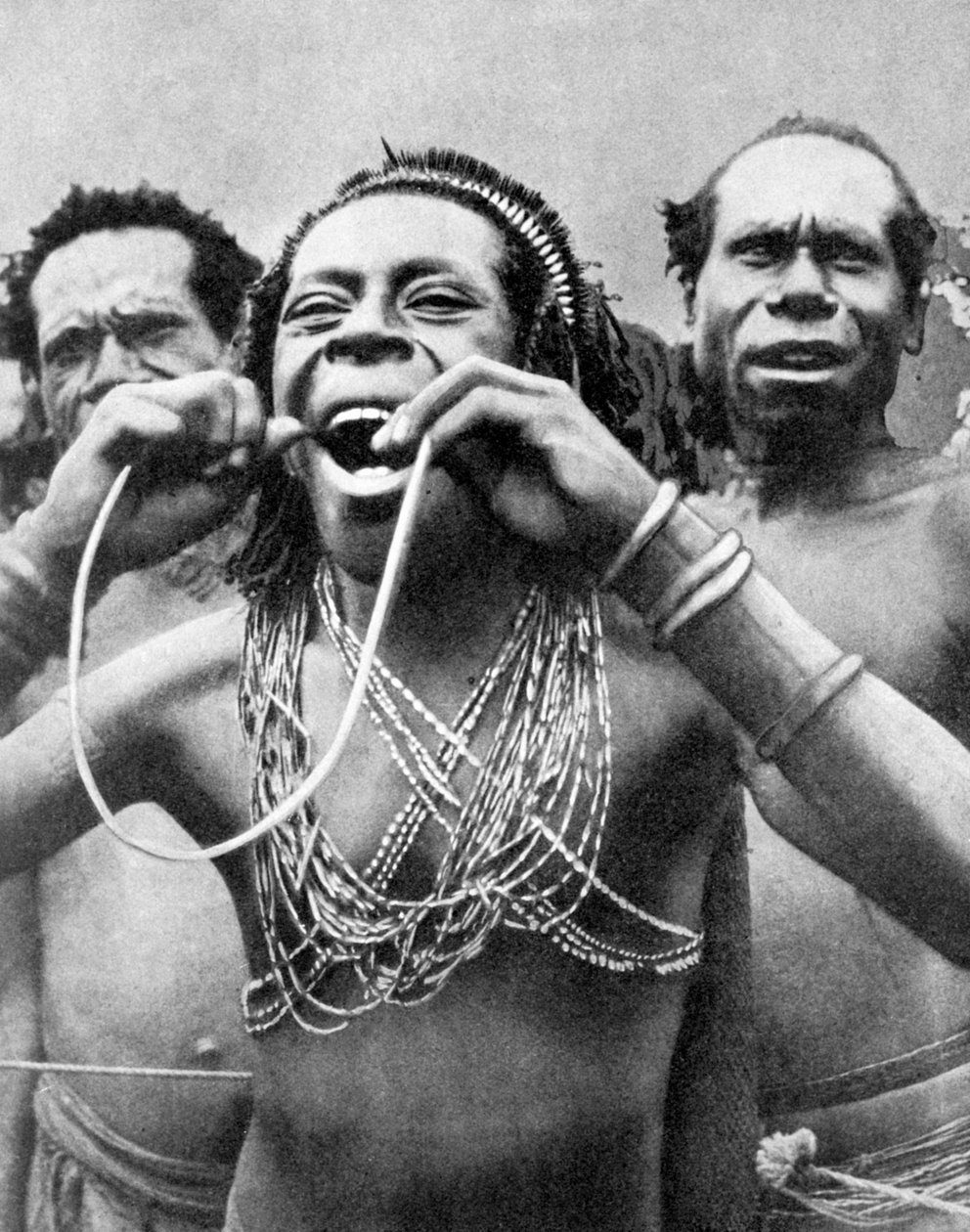 At sluge stokke i et ceremonielt ritual, New Guinea, 1936. af Wide World Photos