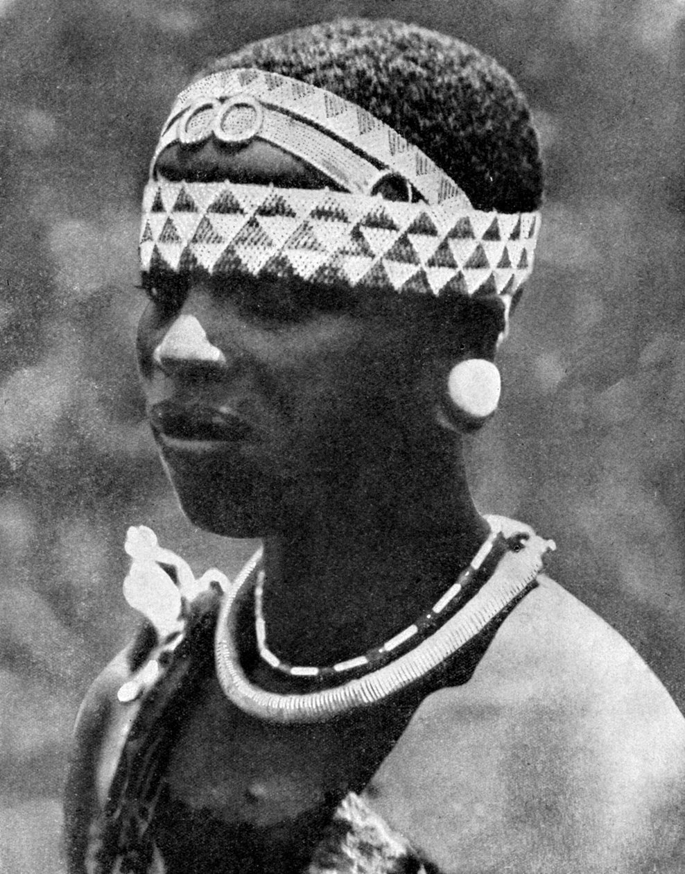 Hustru til en Angoni-høvding, Mozambique, Afrika, 1936. af Wide World Photos