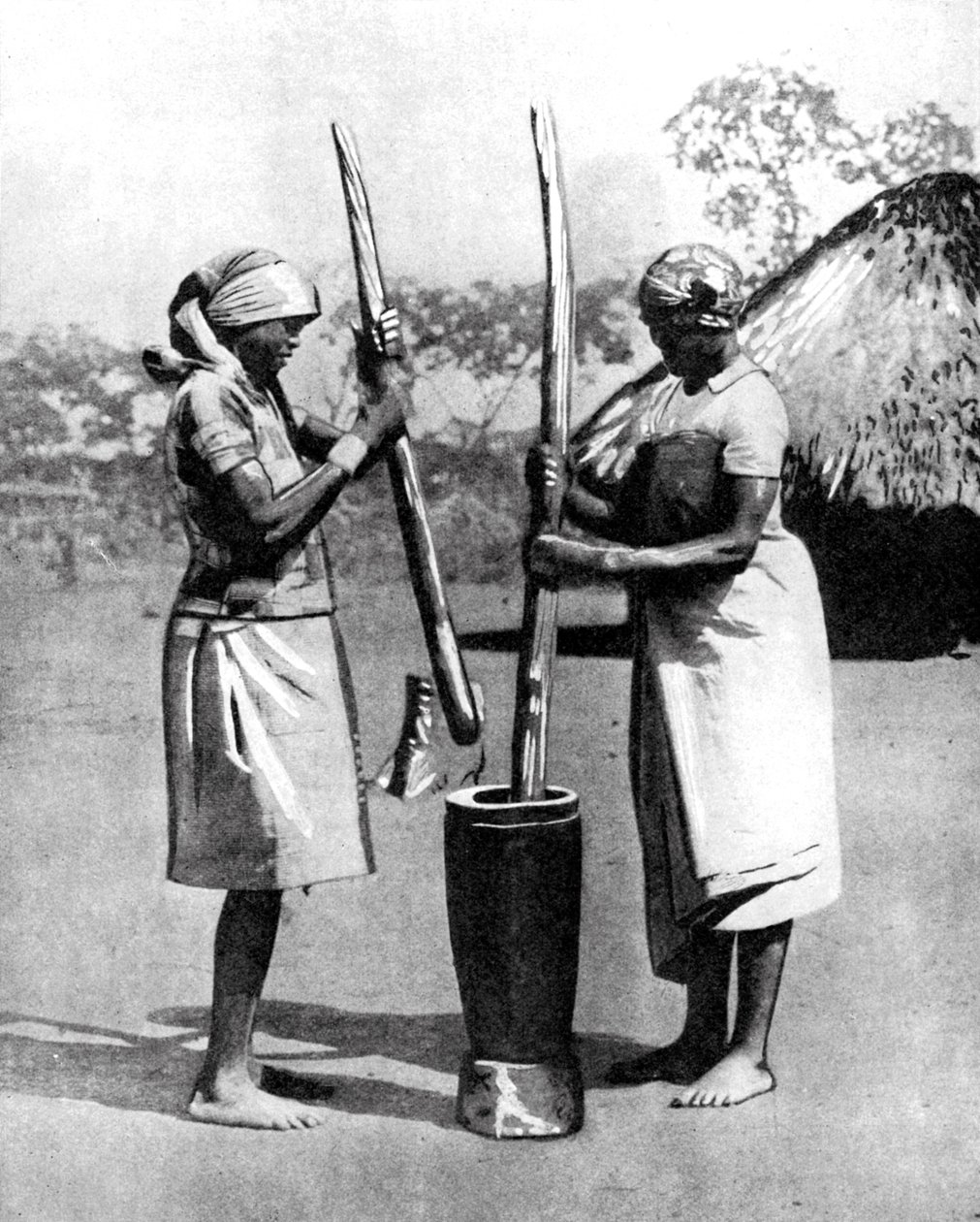 To Mashona-stammekvinder, der banker på majs og hirse, Zimbabwe, Afrika, 1936. af Wide World Photos