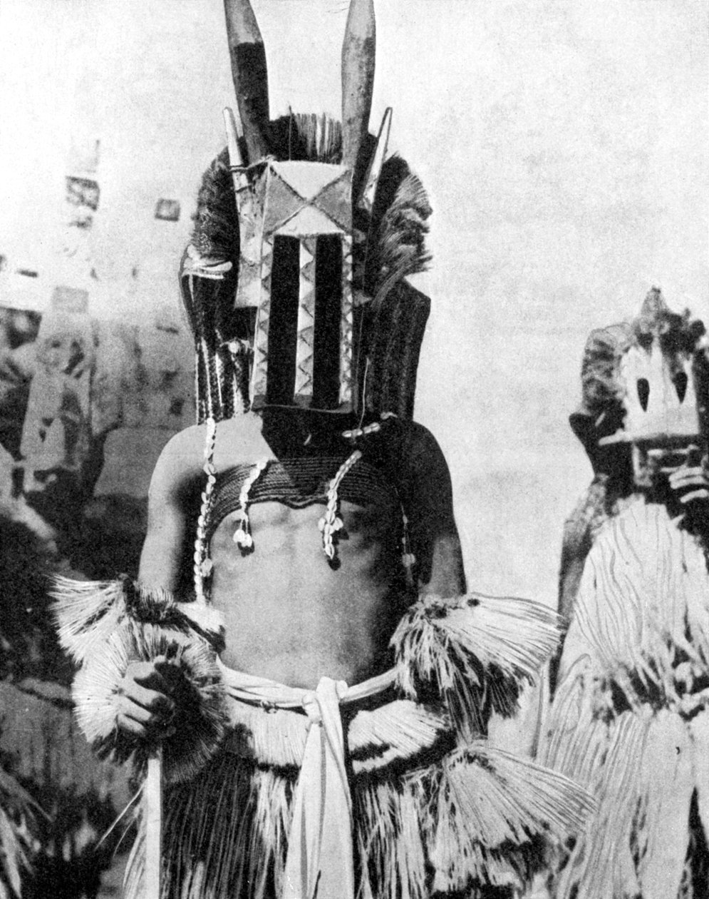 Visired maske af højlandsfolk, Afrika, 1936. af Wide World Photos