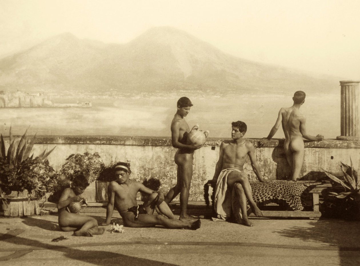 En klassisk scene, Tierra del Fuego, Sydamerika. ca. 1899 (sepia-foto) af Baron Wilhelm von Gloeden
