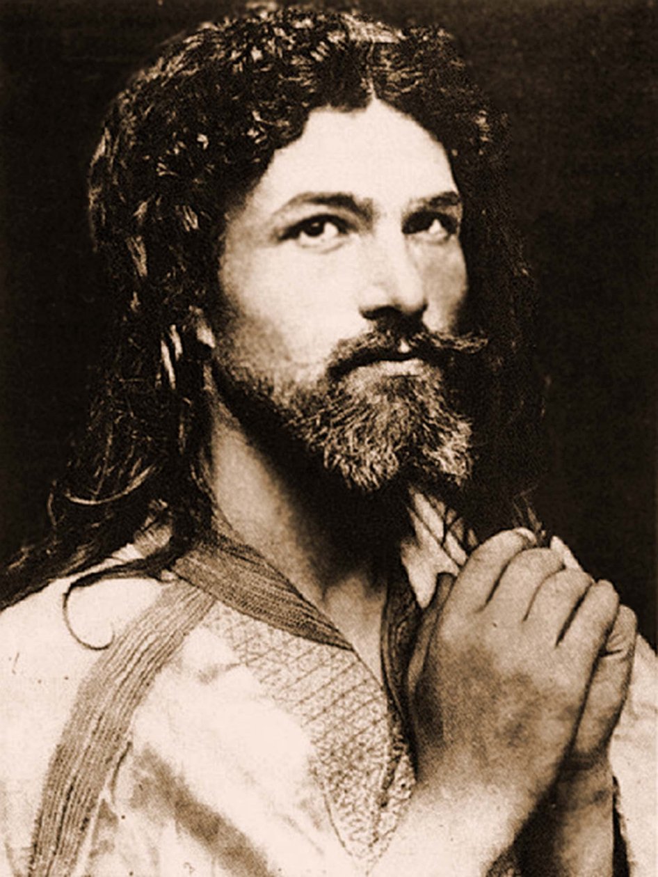 Selvportræt af baron Wilhelm von Gloeden (1856-1931) som Jesus Kristus, ca. 1890 (sepiafoto). af Baron Wilhelm von Gloeden