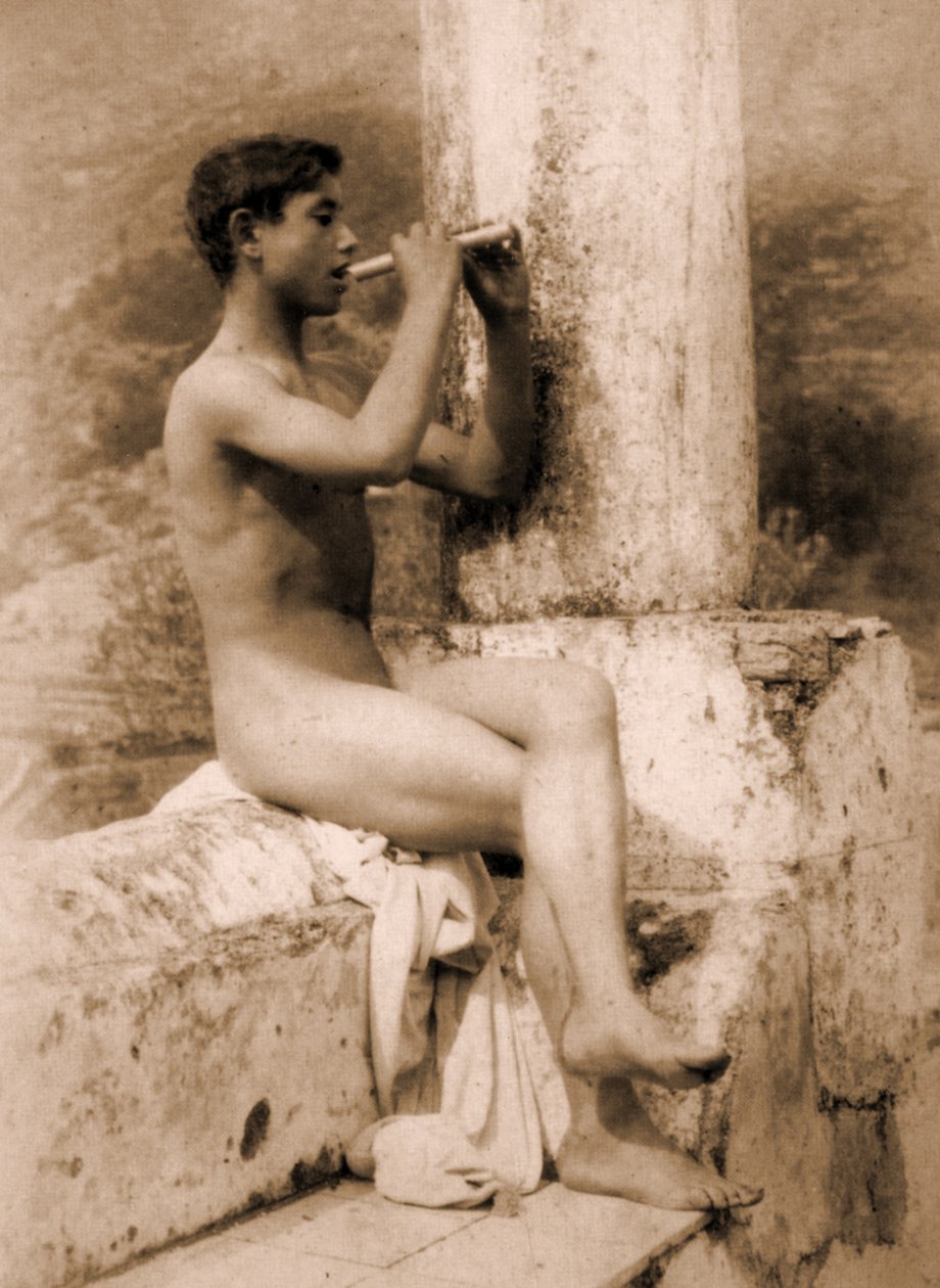 Studie af en dreng, der spiller fløjte, ca. 1900 (sepia-foto) af Baron Wilhelm von Gloeden