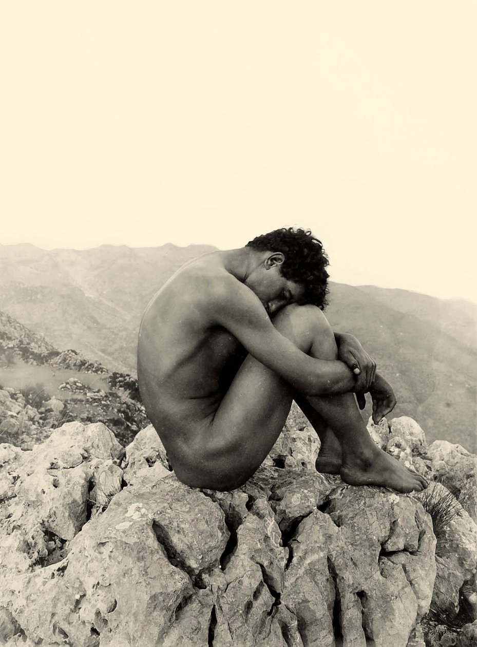 Studie af en mandlig nøgen på en klippe, Taormina, Sicilien, ca. 1900 (sepia-foto) af Baron Wilhelm von Gloeden