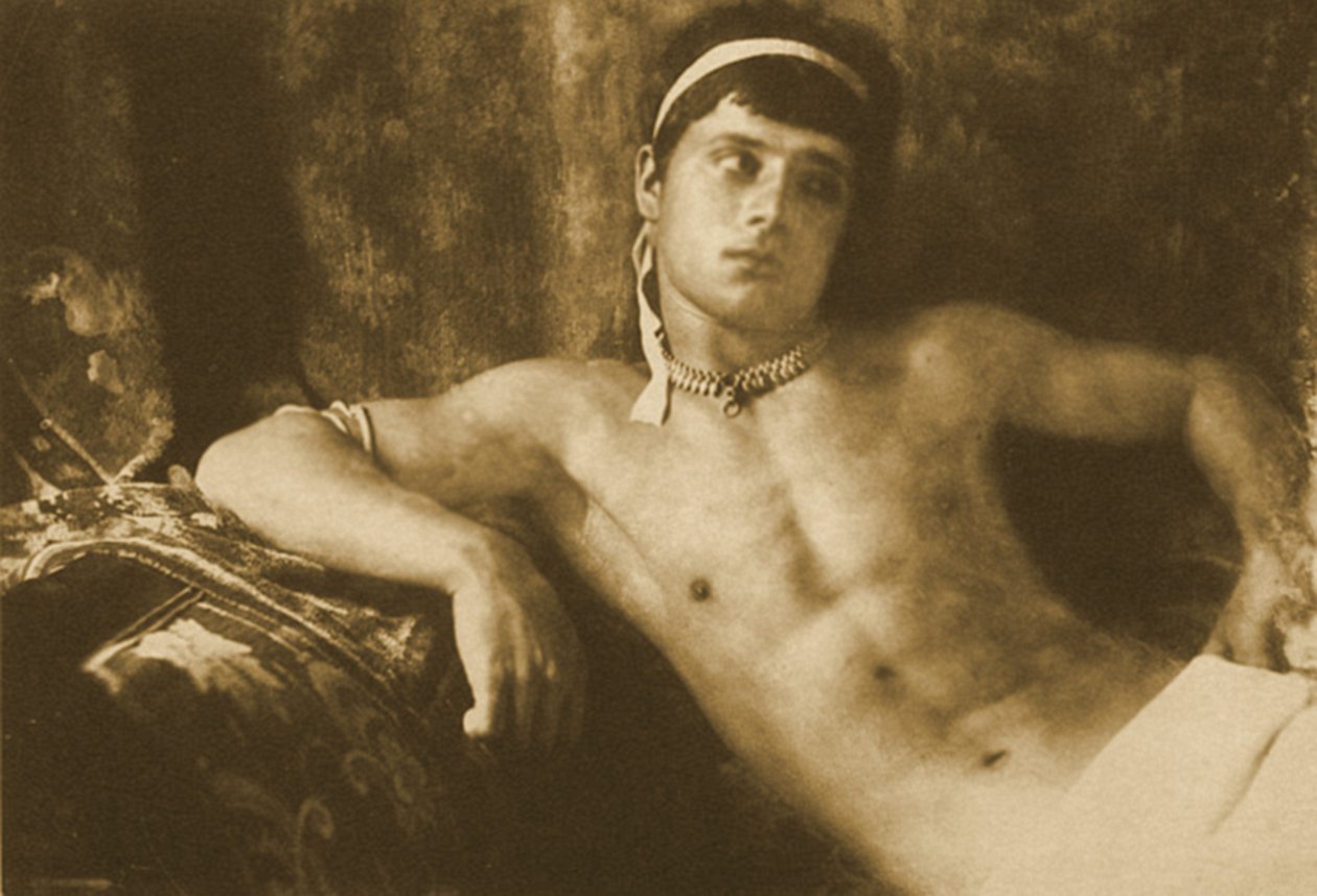 Studie af en liggende dreng iført smykker. ca. 1899 (sepiafoto) af Baron Wilhelm von Gloeden