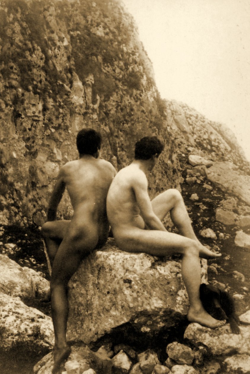 Studie af to mandlige nøgenbilleder siddende ryg mod ryg, ca. 1898 (sepiafoto) af Baron Wilhelm von Gloeden