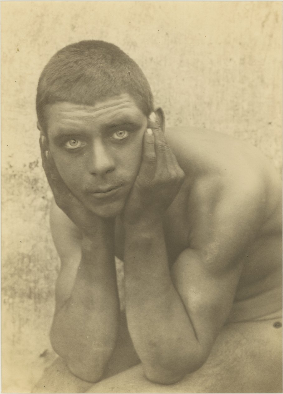 Uden titel (siddende mand nøgen) af Baron Wilhelm von Gloeden