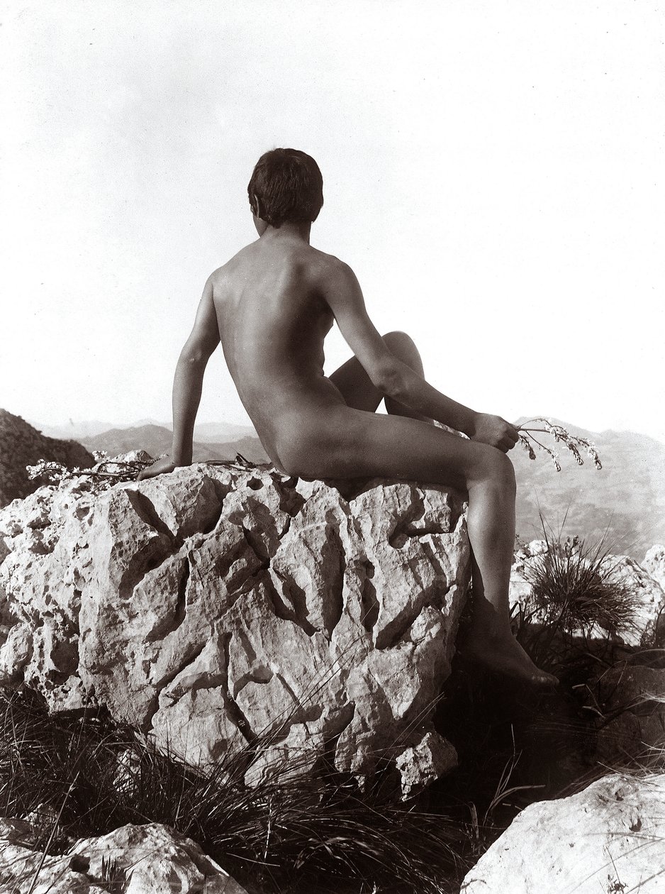 Ung mand poserer på en klippe af Wilhelm Baron von Gloeden