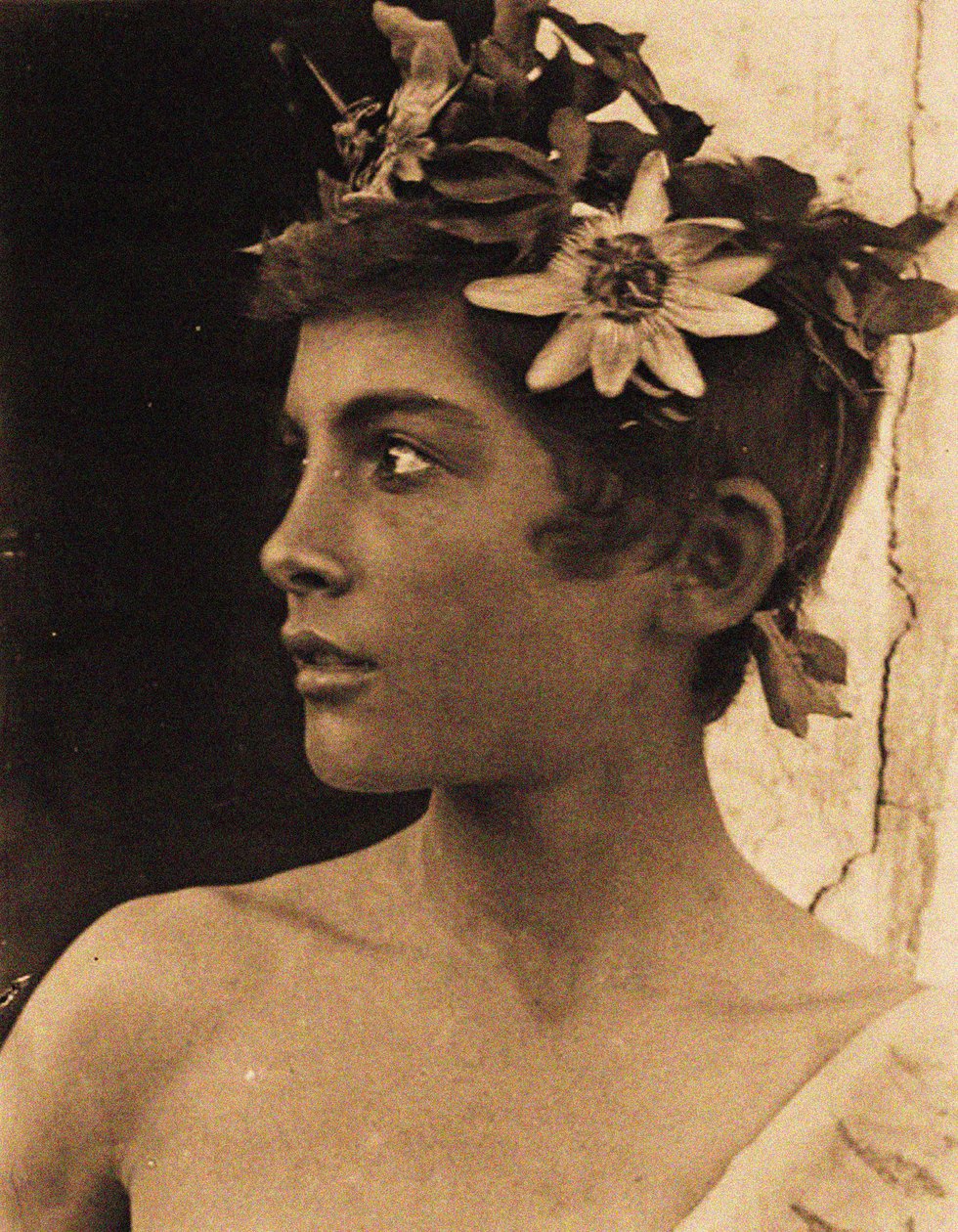 Studie af en siciliansk dreng med passionsblomster i håret, Sicilien, ca. 1899 (foto) af Baron Wilhelm von Gloeden