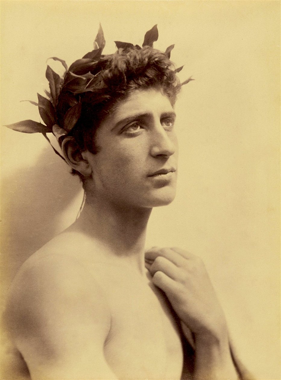 Studie af en dreng iført en krans, Sicilien, C.1898 (sepiafoto) af Baron Wilhelm von Gloeden