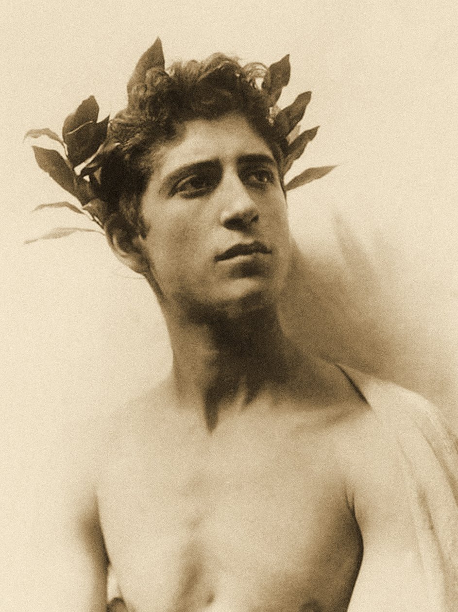 Studie af en dreng iført en krans, Sicilien, C.1898 (sepiafoto) af Baron Wilhelm von Gloeden