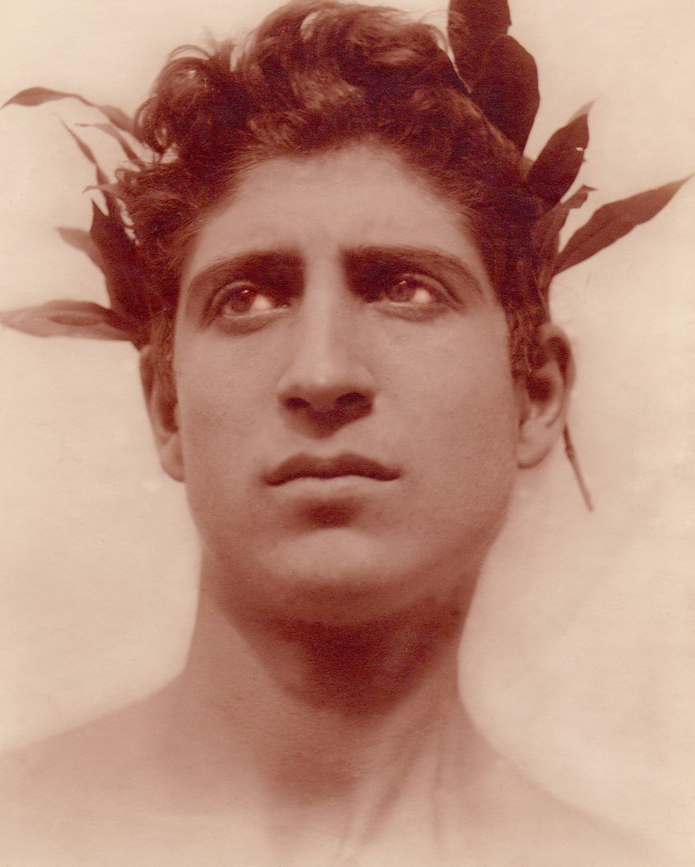 Studie af en dreng iført en krans, Sicilien, C.1898 (sepiafoto) af Baron Wilhelm von Gloeden