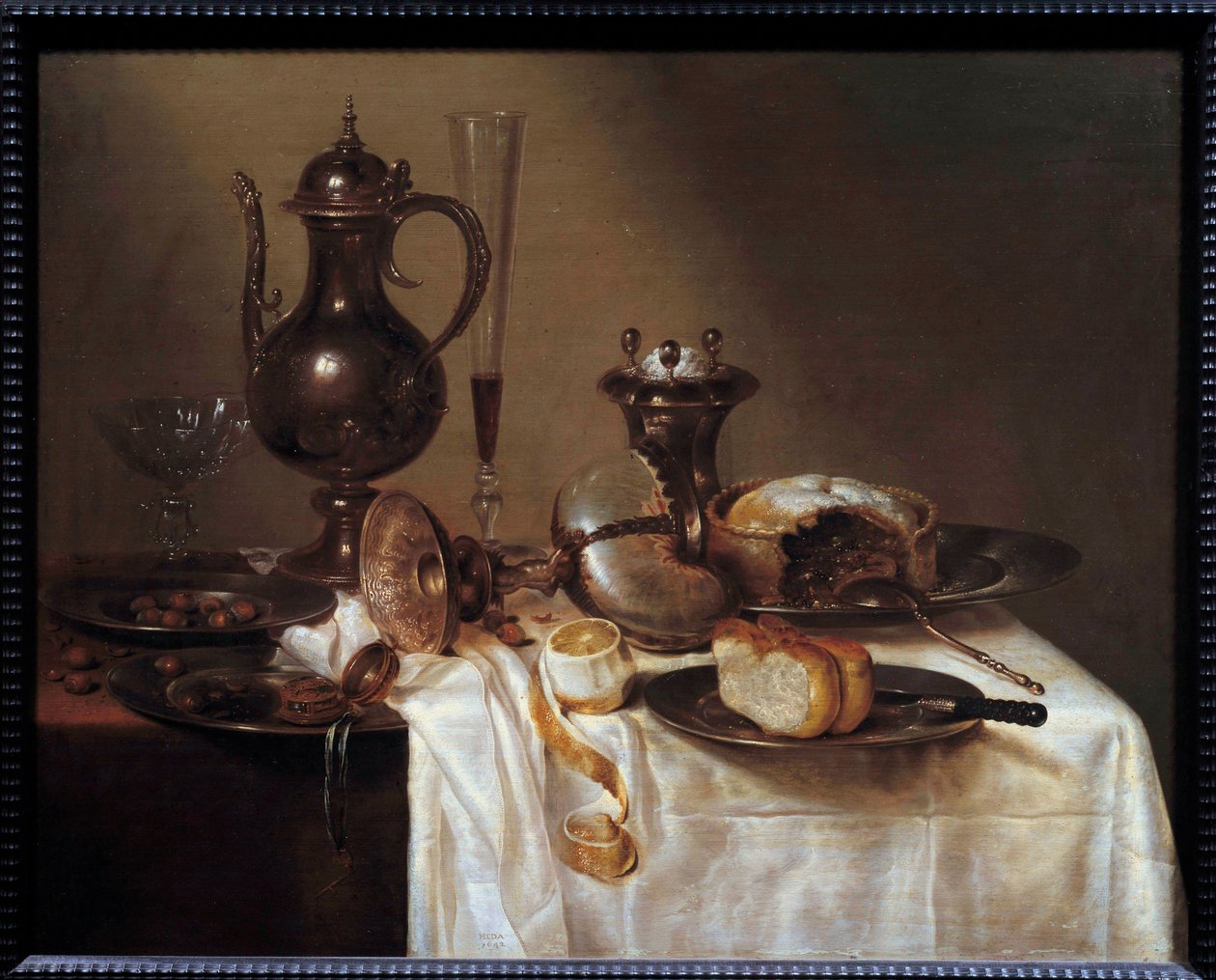 Stilleben ved det nautile bord dækket med sølvtøj, et brød, en vinflute, en tærte og en skrællet citron. Maleri af Willem Heda (1594-1670) 1642 Saint Etienne, Museum of Fine Arts af Willem Claesz. Heda