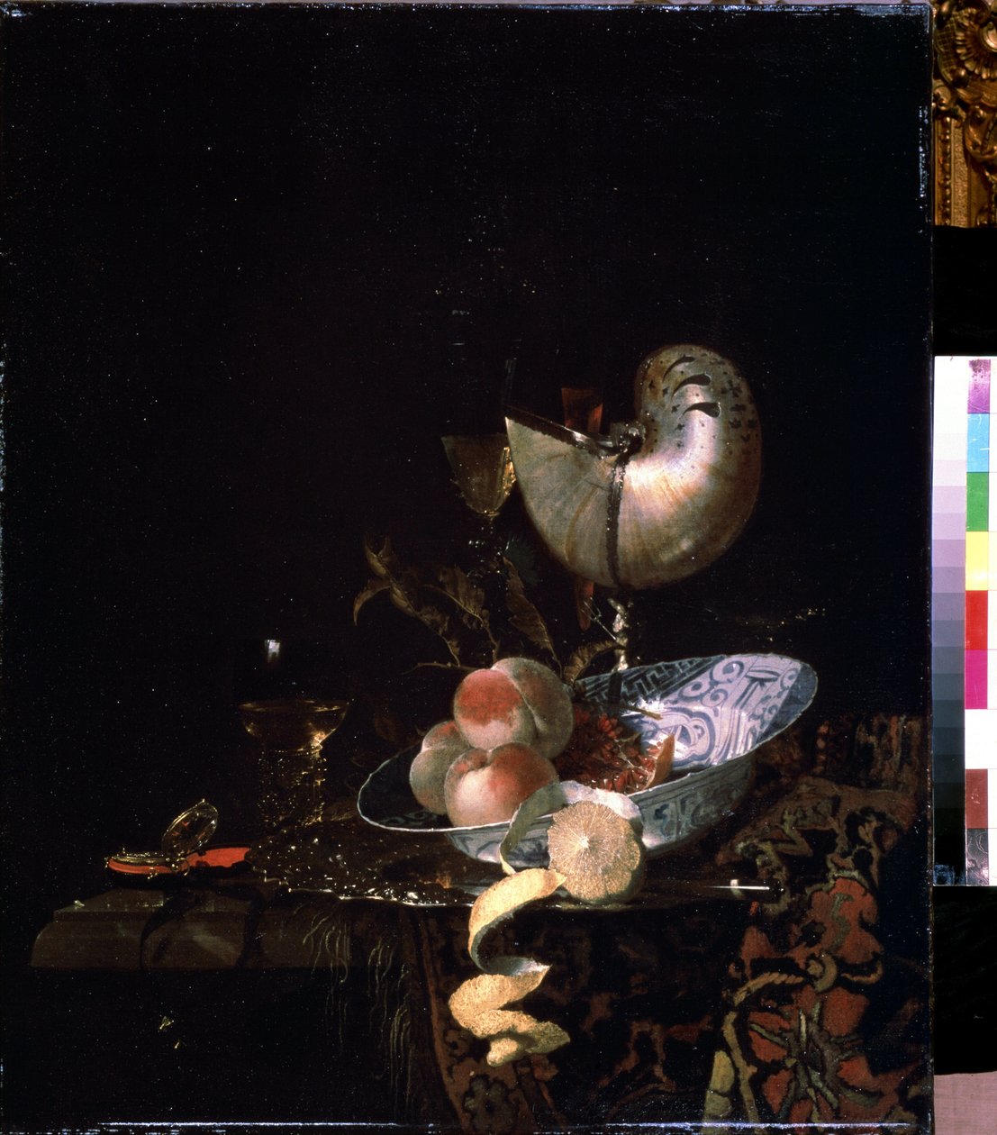 ""Stilleben med en perlemorsbæger"" (Stilleben med en perlemorpokal) Fersken, citron med skal (skal) og et glas vin. Maleri af Willem Kalf (1619-1693) omkring 1660 Pushkin Museum, Moskva af Willem Kalf