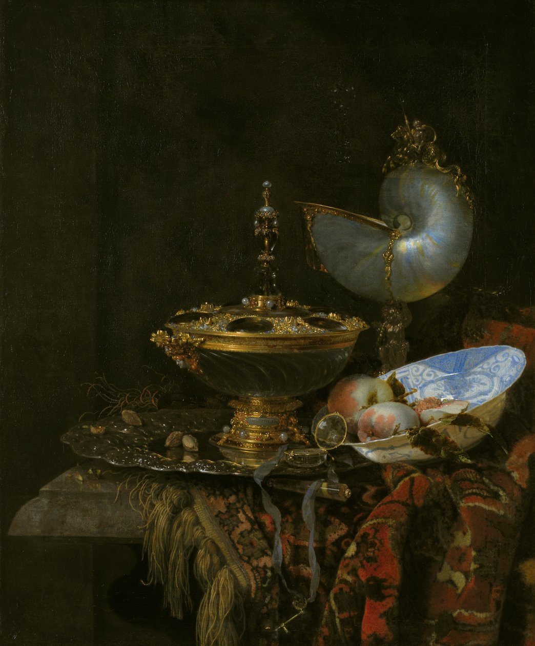 Pronk Still Life med Holbein skål, Nautilus kop, glasbæger og frugtfad af Willem Kalf