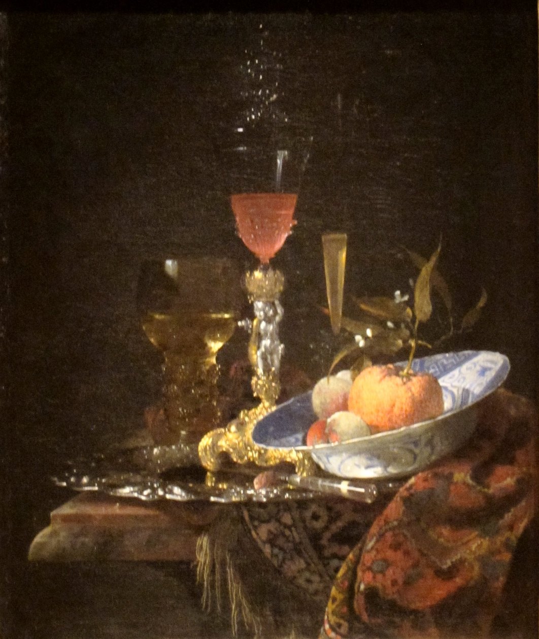 Vinglas og en skål med frugt af Willem Kalf