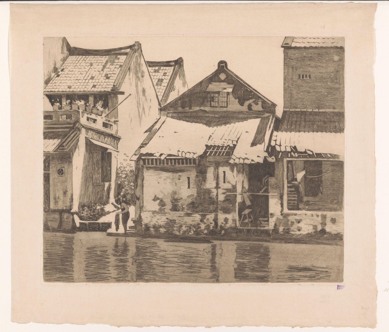 Huse langs en flod i Batavia med en kvinde, der vasker tøj Huse på Kali. Til venstre en gang mellem husene, hvor en voksende kvinde står, Batavia (original titel) af Willem Arnoldus Witsen