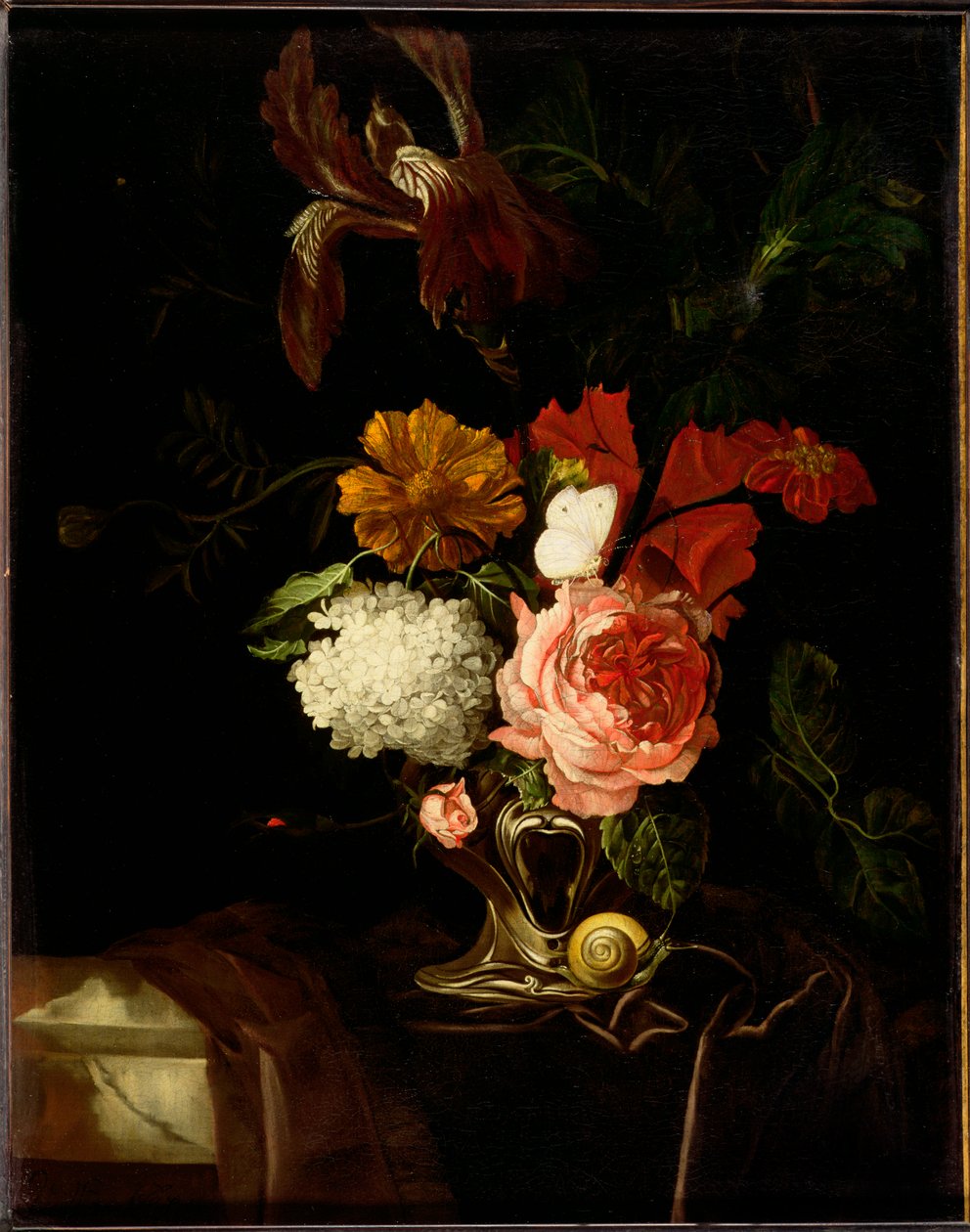 En rose og iris, lilla og andre blomster i en øresølvvase med en snegl og en sommerfugl på en draperet afsats (olie på lærred) af Willem van (attr. to) Aelst