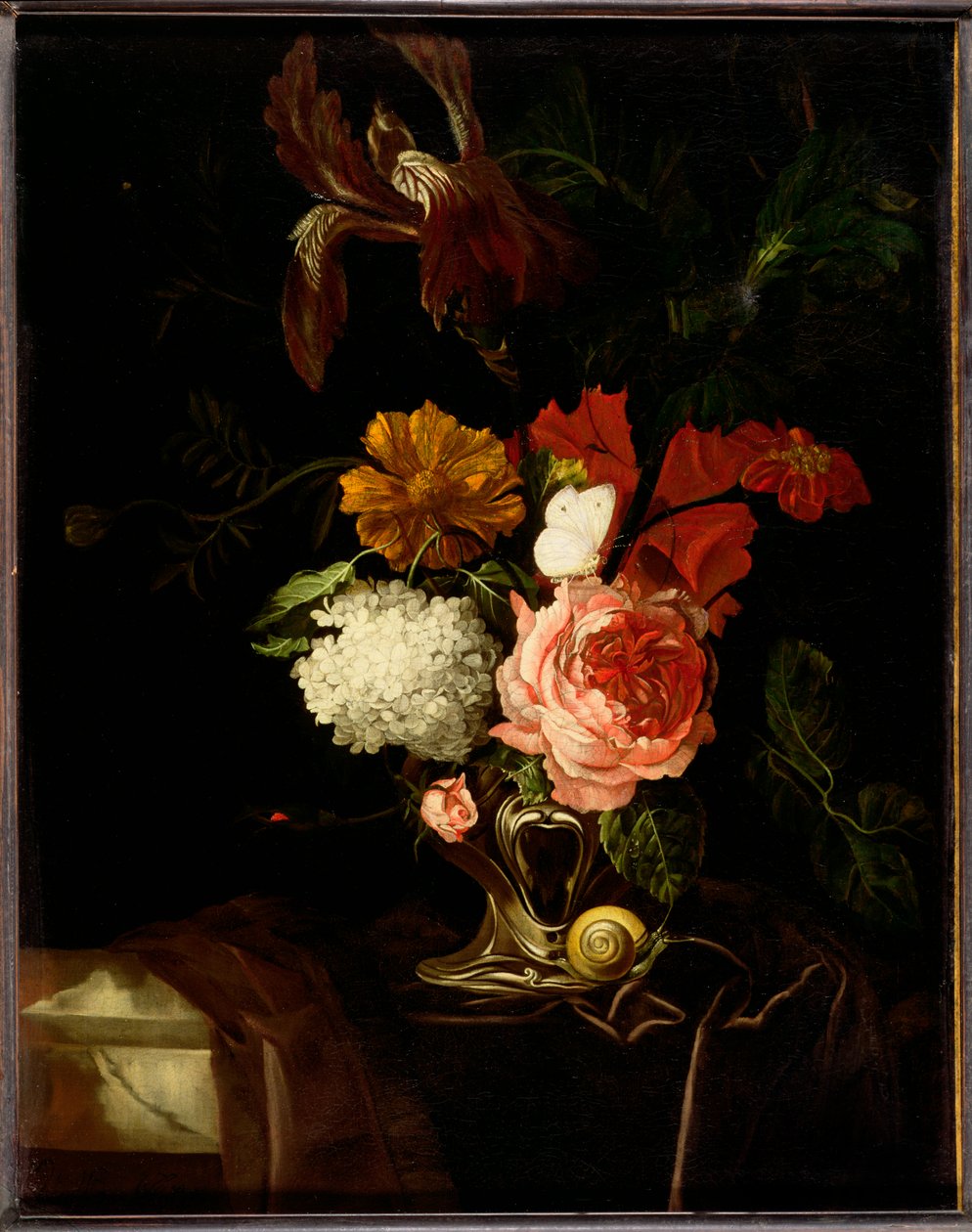 En rose, en iris, lilla og andre blomster i en øreformet sølvvase med en snegl og en sommerfugl på en draperet afsats af Willem van Aelst