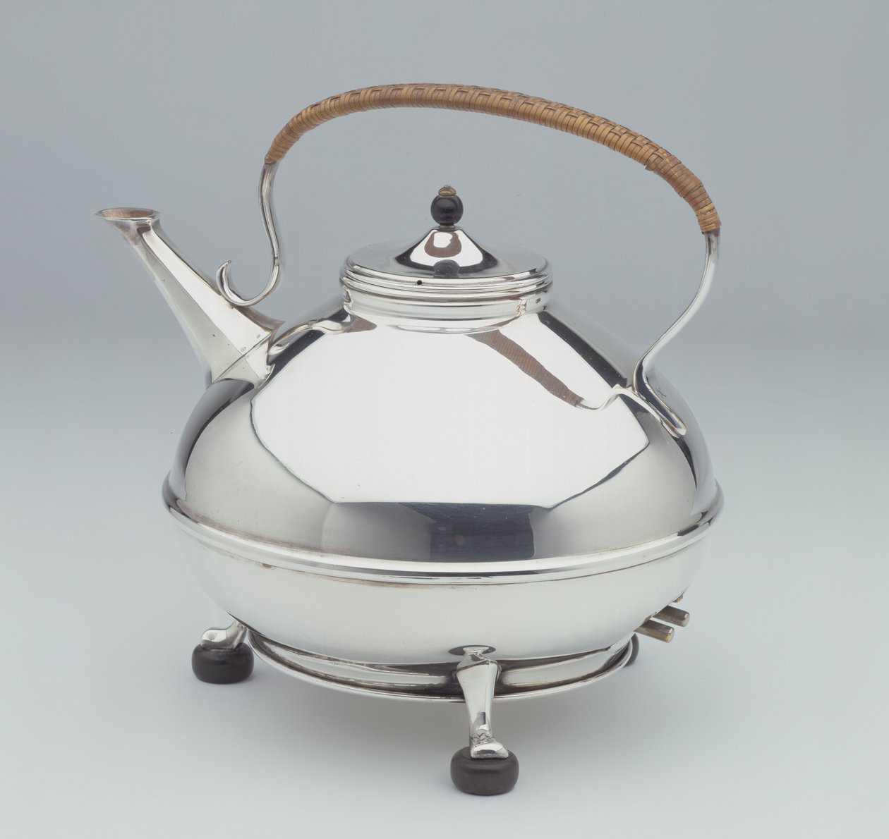 Elkedel, ca. 1905 (sølvplade med eboniserede fødder og knop og rattanhåndtag) af William Arthur Smith Benson