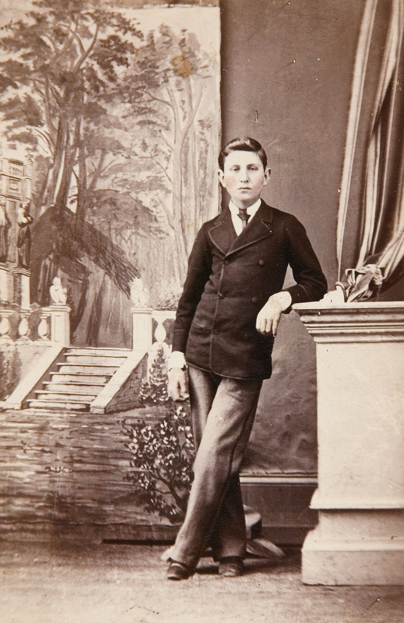 Studioportræt af ung mand foran malet baggrund af trapper og have af William Bentley