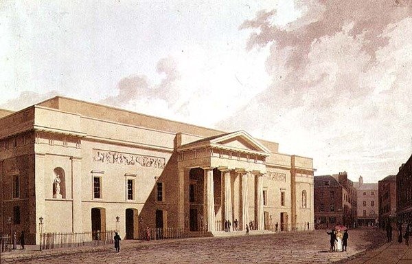 East Front of the 2nd Covent Garden Theatre, tegnet af Robert Smirke og med Flaxman-paneler, 1809 af William Daniell