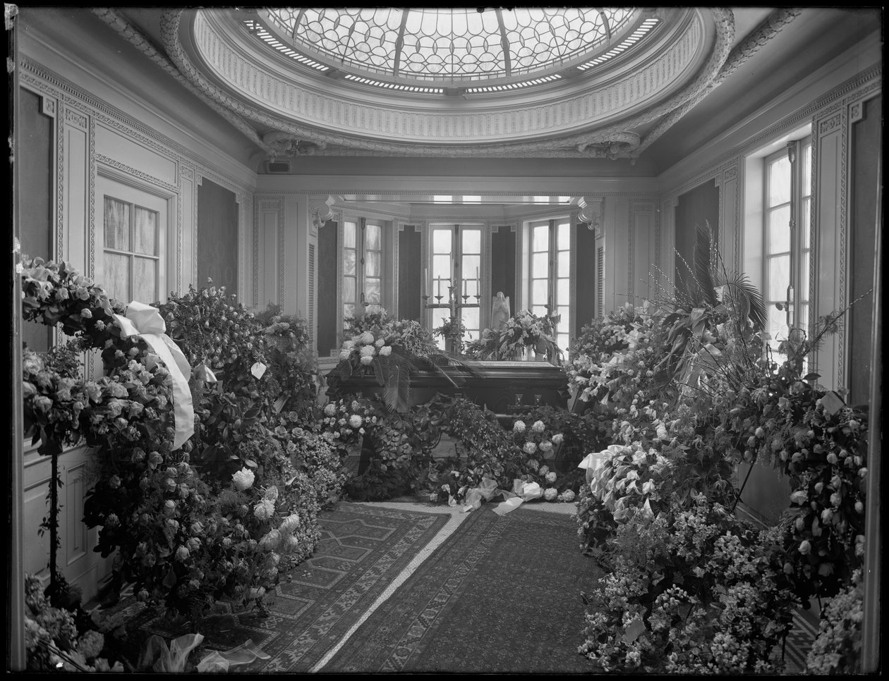 Uidentificeret indretning af begravelseskapel med kiste og blomster, dekoreret for Octavio Davis, sandsynligvis James E. McLarney, udetaker, på 874 Lexington Avenue, New York City, 10. december 1915 af William Davis Hassler