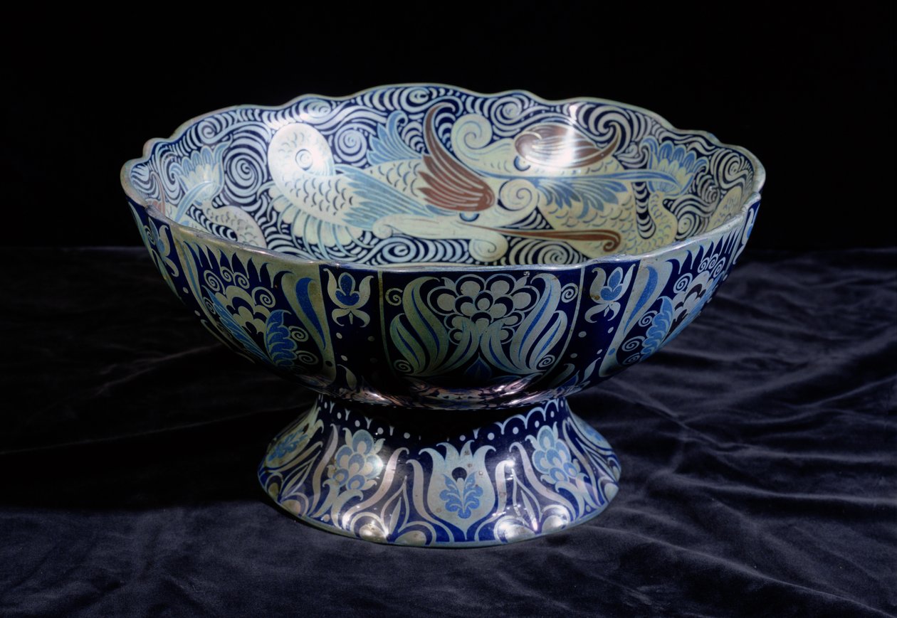 Punch Bowl med skib i midten og en frise af fisk og bølger rundt om kanten, malet af Fred Passenger (keramik) (se også 267789) af William de Morgan