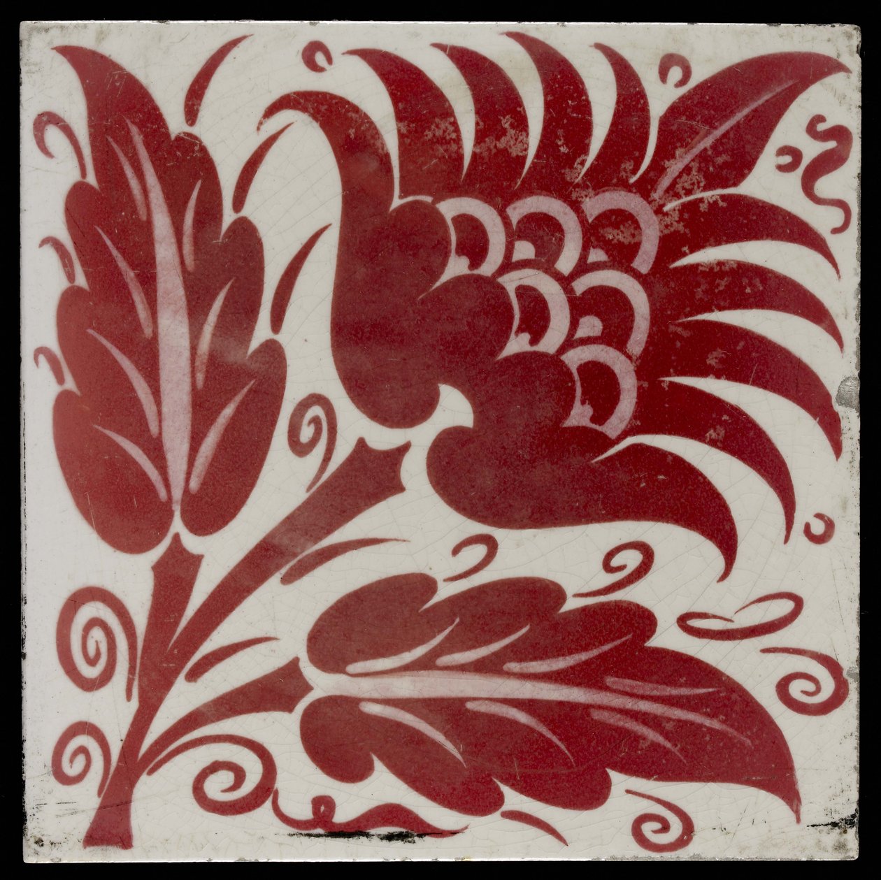 Flise med stiliseret blomst med to blade og to ranke, 1882-88 (rødt og hvidt ludbehandlet glas) af William de Morgan