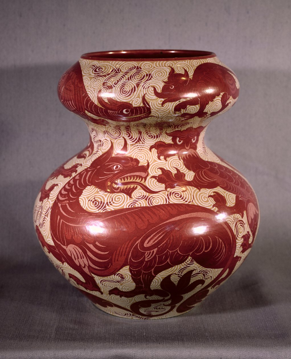 Vase dekoreret med et design af drager i rubinrød glans på cremefarvet fajance, slutningen af 1800-tallet (lustreware) af William de Morgan
