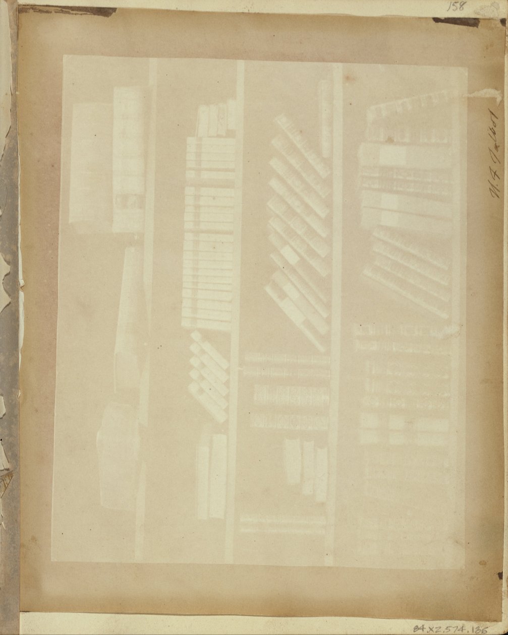 Bøger på fire hylder. af William Henry Fox Talbot