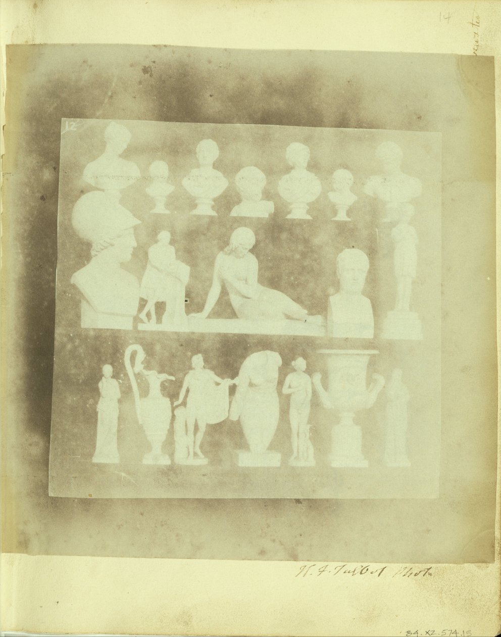 Kaster på tre hylder i gården til Lacock Abbey) af William Henry Fox Talbot