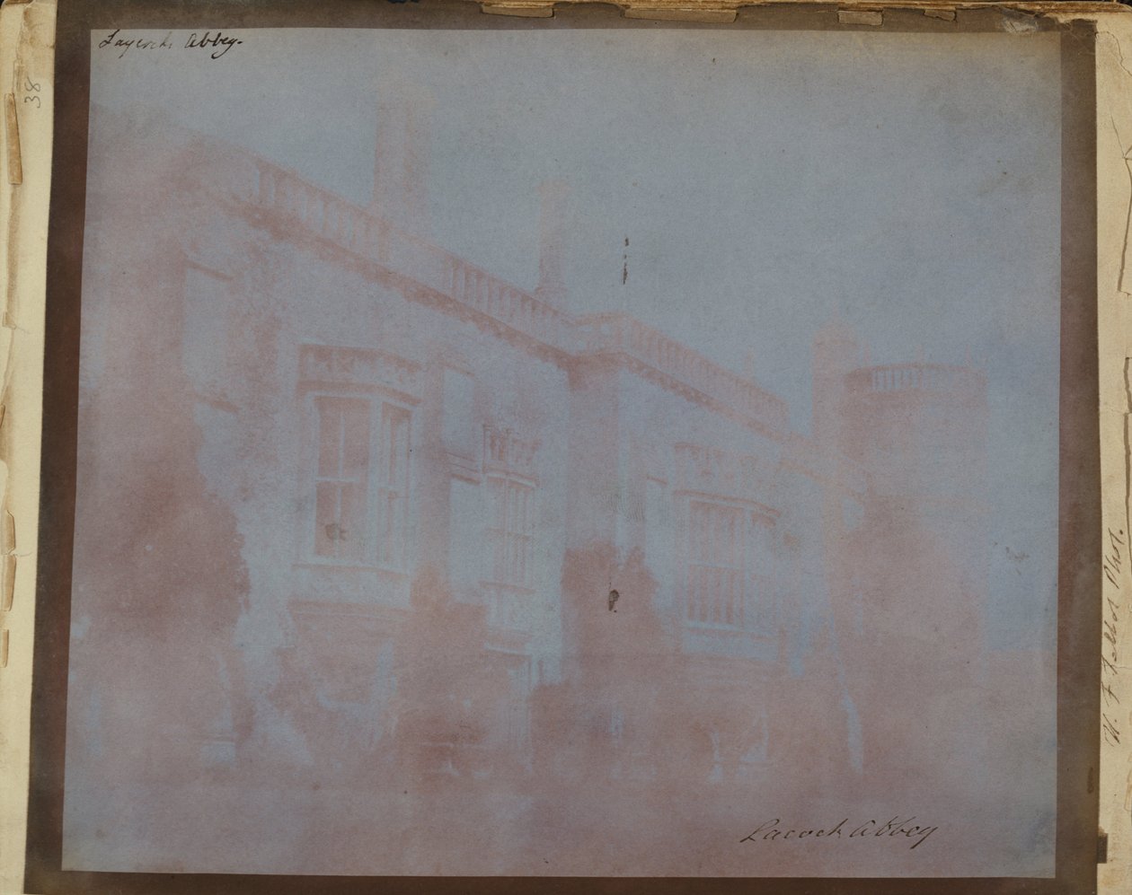 Sydfronten af Lacock Abbey med Sharingtons Tower. af William Henry Fox Talbot