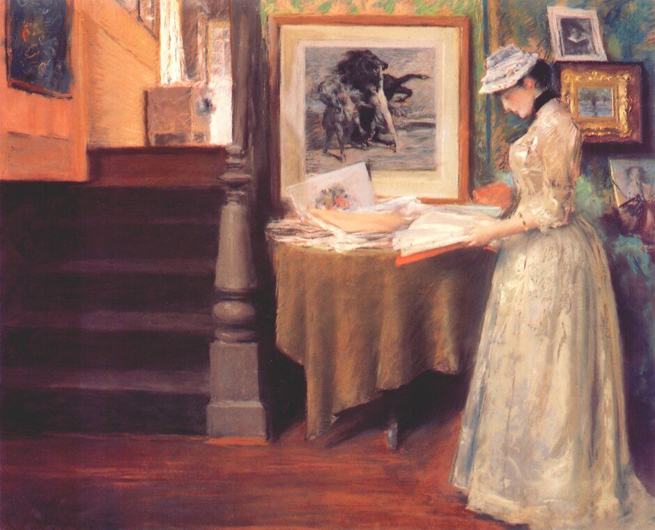 Interiør, ung kvinde ved et bord af William Merritt Chase