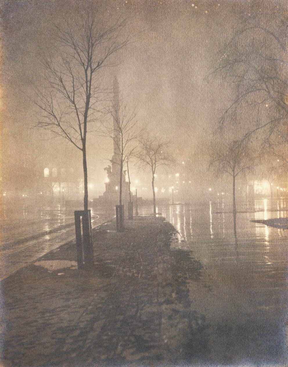 A Wet Night, Columbus Circle, New York, 1897-98 af William A. Fraser