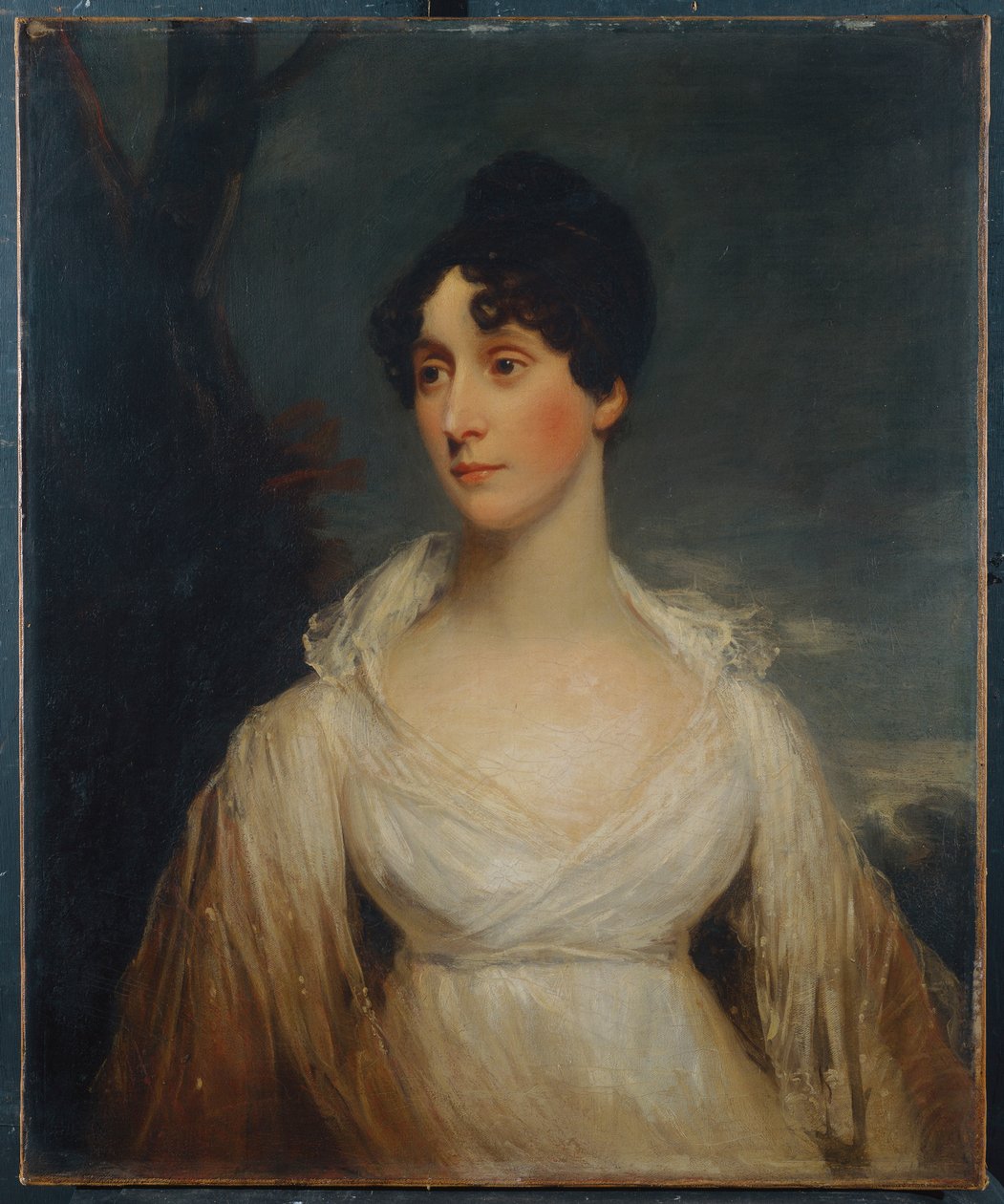 Portræt af en siddende dame, halvlang, iført hvid kjole af William Beechey