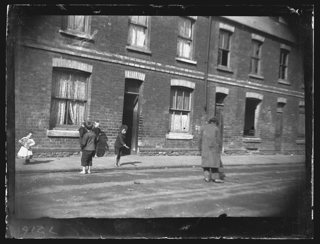 Nora Street, Cardiff, 1892. af William Booth